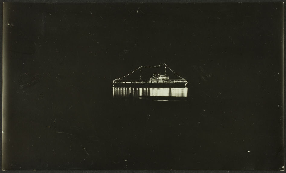 Juillet 1928. Fêtes du couronnement de S. M. Monivong. Illuminations de l'ancienne salle de danse, et illumination d'un navire de guerre mouillé dans le Tonlésap