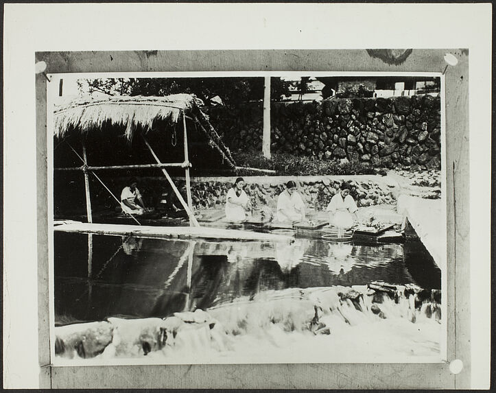 Sans titre [fabrication du papier japonais; femmes agenouillées au bord de l'eau]