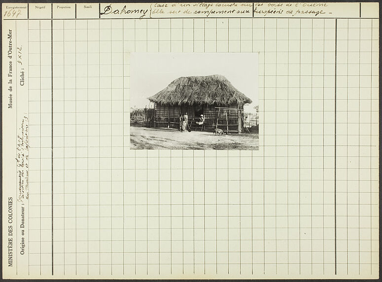 Dahomey. Case d'un village lacustre sur les bords de l'ouème. Elle sert de campement aux européens de passage