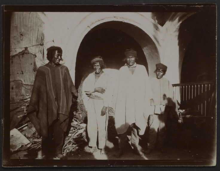 Chiruguanos [portrait de trois hommes et un jeune homme, en pied]