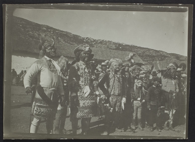 Sans titre [portrait de groupe portant des costumes et des masques]