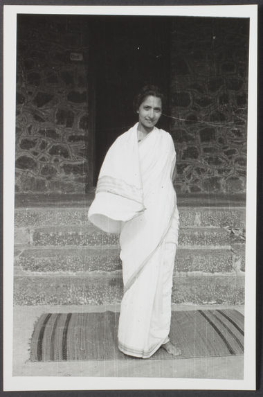 Sans titre [portrait d'une femme en sari, de face, en pied]