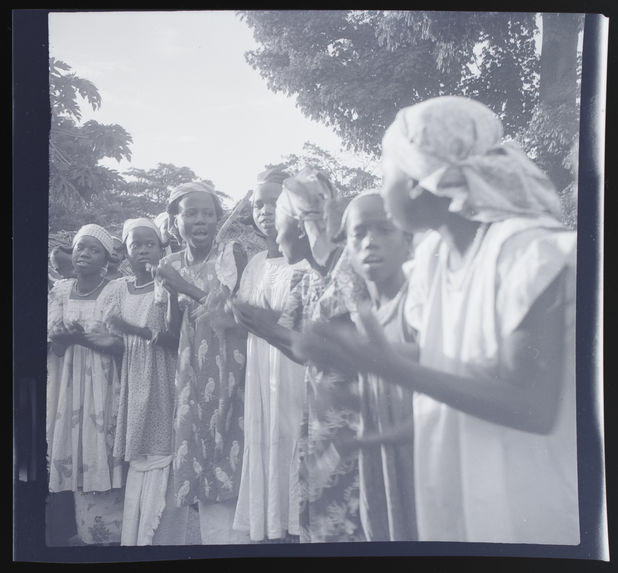 Applaudissement pour la petite danseuse et son mentor joueur de tambour