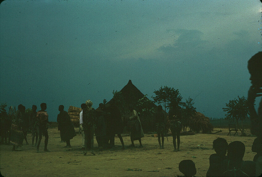 Sans titre [groupe de gbaya auprès d'habitations]