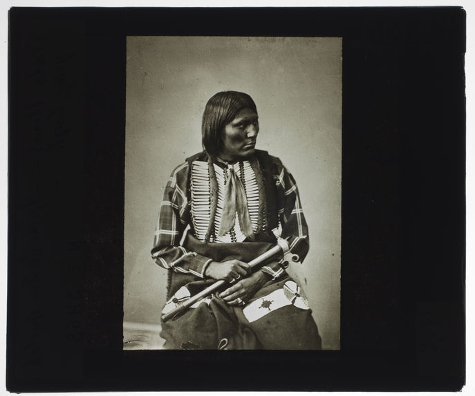 Apache Essa Quetah, Gray Eagle. [Portrait d'un homme assis]