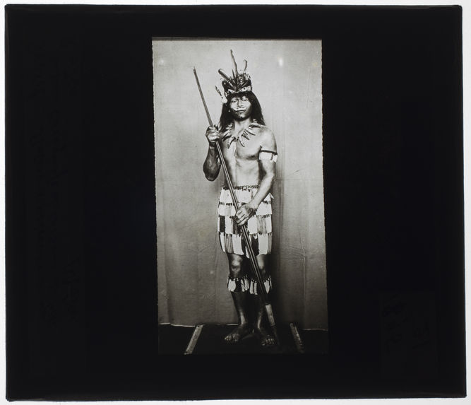 Statue représentant un Indien Coréguaje en costume de fête