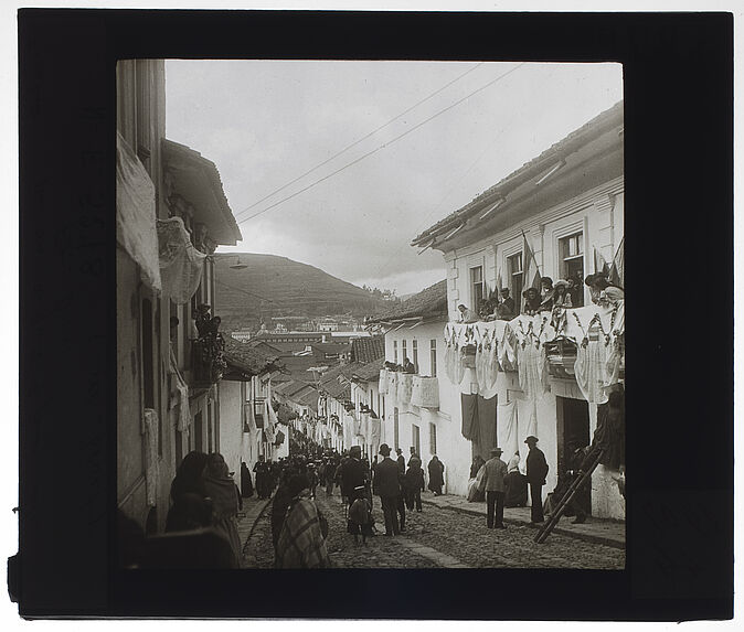 Une rue de Quito le jour de la Fête-Dieu