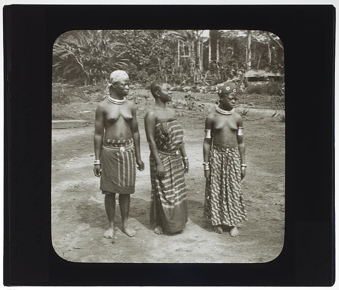 Deux femmes Dzem, au milieu une femme Bangala