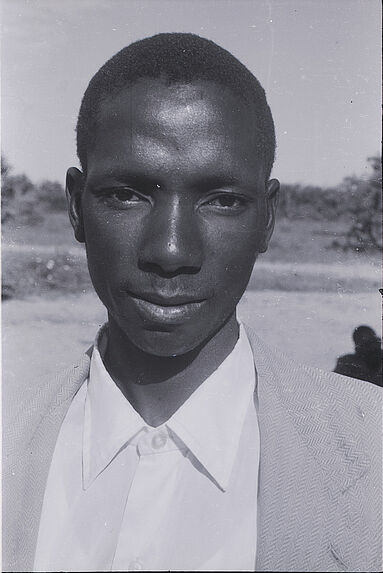 Bande film de cinq vues concernant des portraits d'hommes et des plantations de maïs