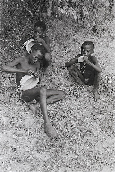 Bande film de six vues concernant des objets en bois gravés, des portraits et des jeunes garçons tressant des chapeaux