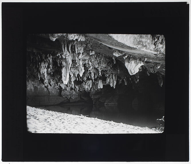 Intérieur de la grotte de la sortie de la Mananjeba