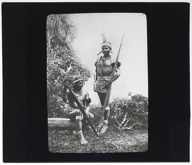 Amanas. Indiens anthropophages assis et debout avec armes et ornements