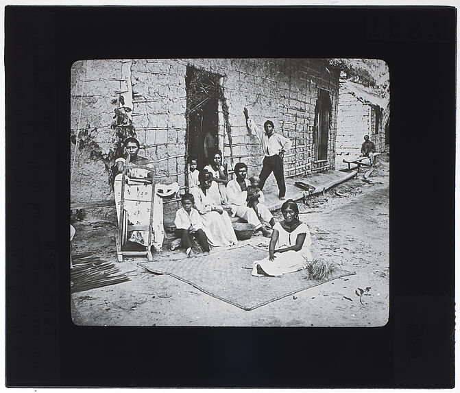 Une famille de Tapuyas à la porte de leur maison dans une rue de la ville