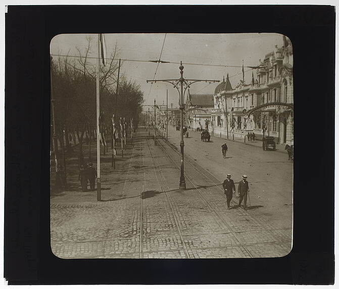 Santiago. Avenue de Las Delicias (Alameda). Bas-côtés, pendant le Centenaire