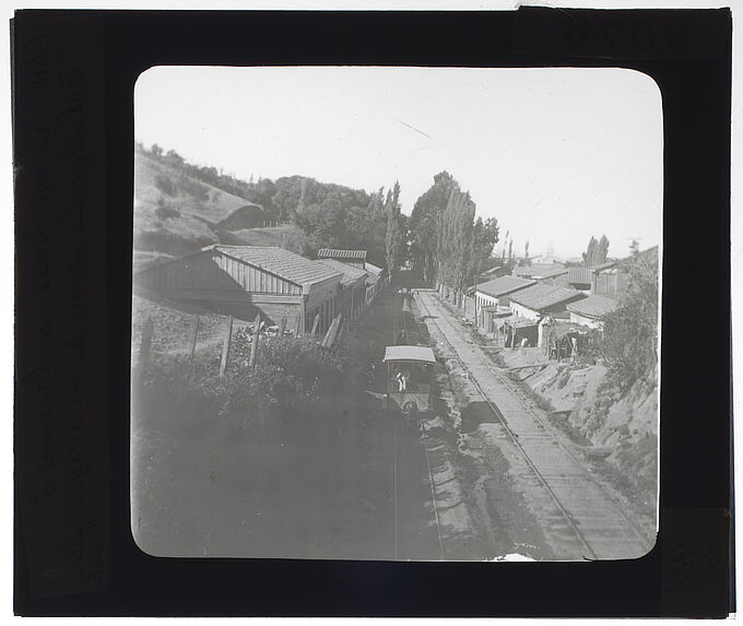 La voie ferrée, à l'arrivée à Talcahuano, et voie des tramways à San Vicente