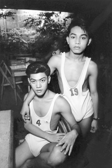 &quot;Gogo boys&quot; dans un bar homosexuel de Patpong. Bangkok, Thailande, 1991