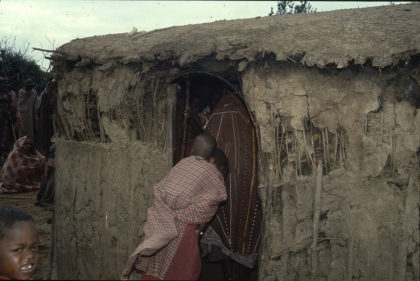 Sans titre [femme et enfants maasaï ou samburu dans l'entrée d'une habitation]