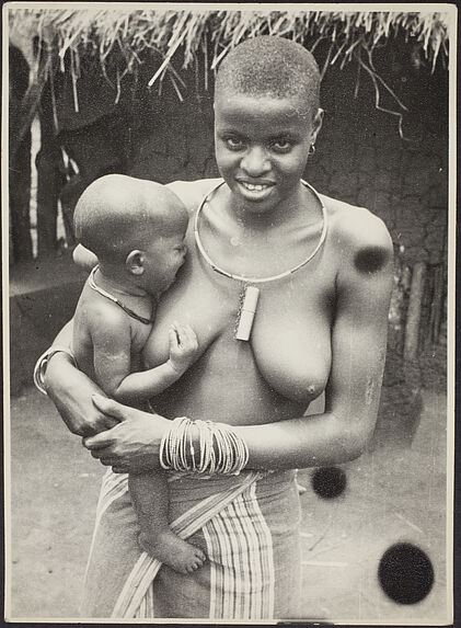 Sans titre [portrait d'une femme portant un enfant]