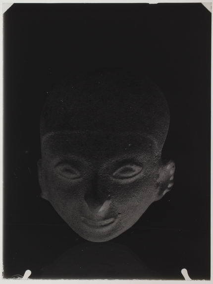 Tête humaine à crâne déformée en céramique brunâtre