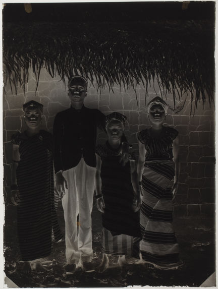 Ayémou, sa femme et ses sœurs