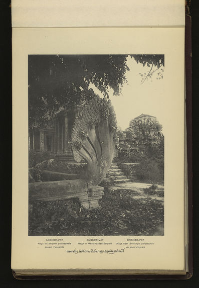 Angkor-Vat : Naga ou serpent polycéphale devant l'enceinte