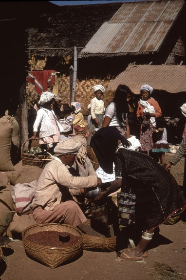 Femme Toungyon au marché