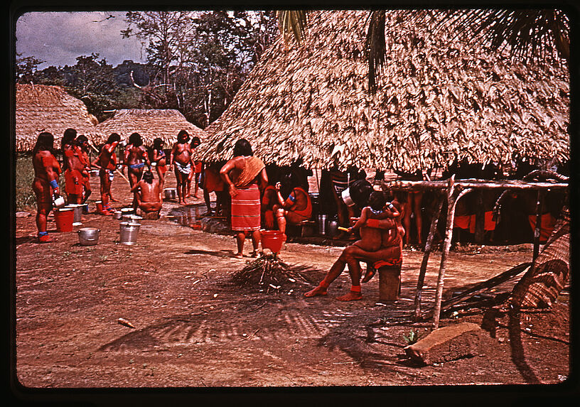 Femmes servant la bière de manioc