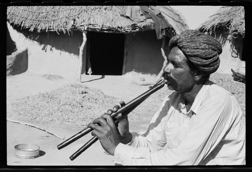 Bande film de six vues concernant un joueur de flûte satara