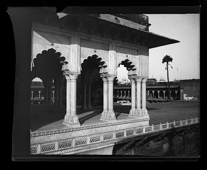 Sans titre [une terrasse avec colonnade au Fort rouge]