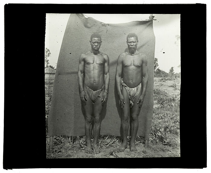 Types de Gengistes, rivière Luéti, campement du 12 novembre 1913