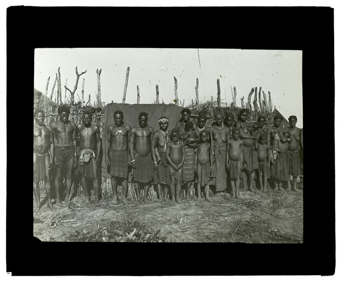Type de Wamashis portant son enfant, Kamunyiama entre Capui et Loéti 9 novembre 1913 [groupe de personnes]