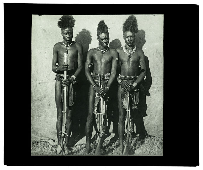 Groupe de guerriers de la Dongoena [trois hommes de face]