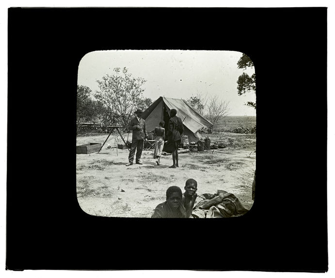 Sans titre [tente du Capitaine Grimaud dressée près de la Mission Evangélique de Lealui, octobre 1913]