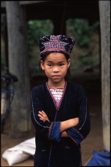 Petite fille en costume traditionnel