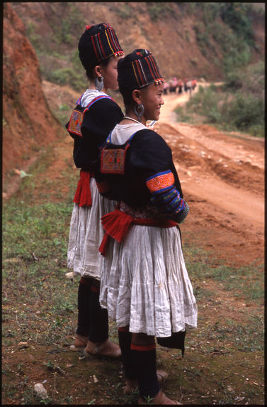 Jeunes filles portant le costume traditionnel avec la jupe plissée blanche