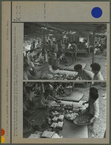 Distribution de boules de riz et échange de mets entre les villageois