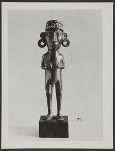 Sans titre [statuette en métal d'un homme nu avec coiffe et boucles…