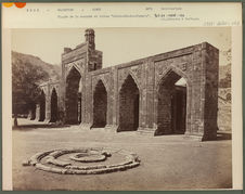 Façade de la mosquée en ruines