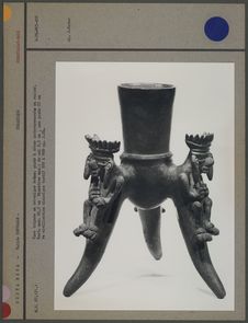 Vase tripode en céramique brune