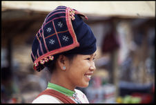 Jeune femme portant le turban traditionnel sur le chignon de femme mariée