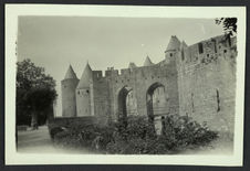 Remparts et pont levis à la porte Narbonnaise