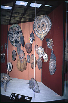 Vue de la salle Océanie du Museum für Völkerkunde de Berlin : Vitrine Sepik