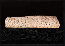 Ivoire de mammouth gravé figurant des motifs géométriques