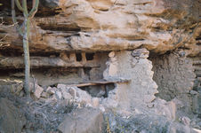 Balsas, site archéologique sous roche. Niches funéraires et maisons funéraires…