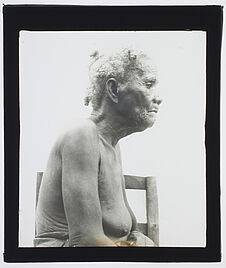Sans titre [Vatomandray-Betsunsaraka. Portrait d'une Malgache âgée, vue de…