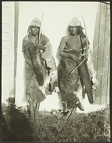 Sans titre [portrait de deux hommes vêtus de peux de bête avec carquois, arc et…