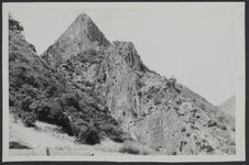 Rocher pyramidal en face du village de Songtha