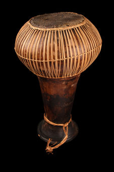 Tambour en calice sur poterie