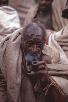 Vieil homme fumant une pipe