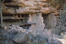 Balsas, site archéologique sous roche. Niches funéraires en abri sous roche.…